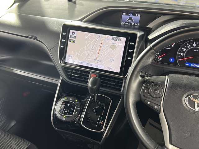 トヨタ ヴォクシー ZS 煌Ⅱ 広島県 2019(令1)年 5.1万km ブラック 純正SDナビ（NSZT-Y68T）/（FM/AM/CD/DVD/BT）/フルセグテレビ/バックカメラ/ETC/ドライブレコーダー/フリップダウンモニター/プッシュスタート/クルーズコントロール/アイドリングストップ/横滑り防止装置/衝突被害軽減システム/MTモード付AT/両側パワースライドドア/フロアマット/USB入力端子/純正LEDヘッドライト/純正フォグランプ/オートライト/オートマチックハイビーム/コーナーセンサー/純正１６インチアルミホイール/電動格納ドアミラー/純正ドアバイザー
