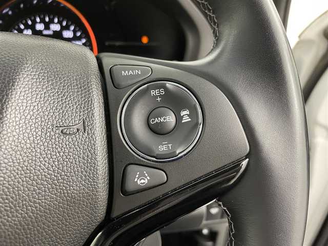 ホンダ ヴェゼル ハイブリッド Z ホンダセンシング 福岡県 2018(平30)年 3.3万km プラチナホワイトパール 社外８型ナビ（フルセグＴＶ）　/バックカメラ　/ビルトインＥＴＣ　/前方ドラレコ　/アダプティブクルコン　/衝突軽減　/レーンキープ　/パドルシフト　/ハーフレザー　/シートヒーター　/純正１７インチＡＷ　/ＬＥＤライト/ルーフレール