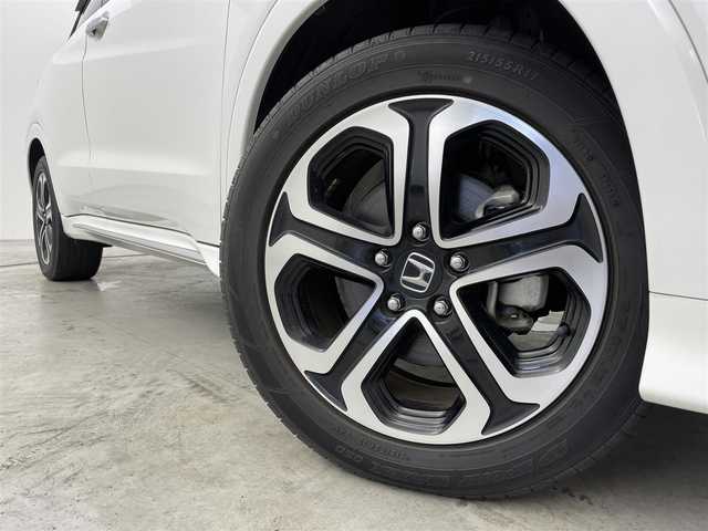 ホンダ ヴェゼル ハイブリッド Z ホンダセンシング 福岡県 2018(平30)年 3.3万km プラチナホワイトパール 社外８型ナビ（フルセグＴＶ）　/バックカメラ　/ビルトインＥＴＣ　/前方ドラレコ　/アダプティブクルコン　/衝突軽減　/レーンキープ　/パドルシフト　/ハーフレザー　/シートヒーター　/純正１７インチＡＷ　/ＬＥＤライト/ルーフレール