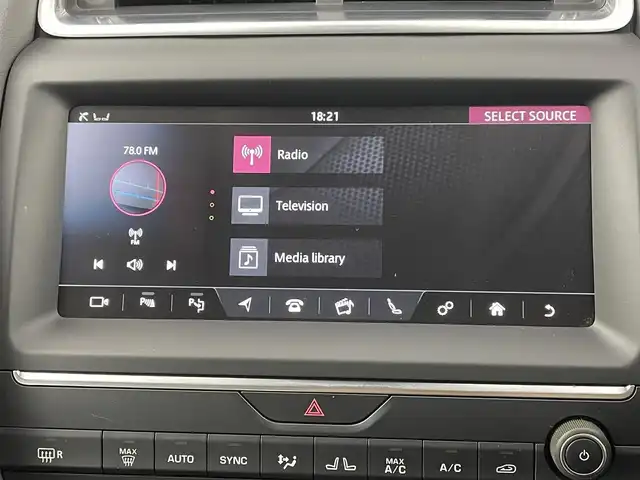 ジャガー Ｅペース 千葉県 2018(平30)年 8.7万km 青 禁煙車/純正ナビ/Bluetooth/フルセグTV/全方位カメラ/レーダークルーズコントロール/レーンキープ/衝突被害軽減ブレーキ/電子パーキングブレーキ/ドライブモードセレクト/マニュアルモード/スペアキー
