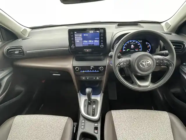トヨタ ヤリスクロス ハイブリッド Z 熊本県 2021(令3)年 1.9万km ホワイトパールクリスタルシャイン 禁煙車　/純正ディスプレイオーディオ　/バックカメラ　/社外前後ドライブレコーダー　/ビルトインＥＴＣ　/前後クリアランスソナー　/トヨタセーフティーセンス/・プリクラッシュセーフティ/・レーントレーシングアシスト/・レーダークルーズコントロール/・アダブティブハイビームシステム/・オートマチックハイビーム/・ロードサインアシスト/・発進お知らせ機能/横滑り防止/前席シートヒーター　/運転席パワーシート/ヘッドアップディスプレイ/純正フロアマット/純正１８インチAW/オートライト/LEDヘッドライト/フォグライト/スマートキー/プッシュスタート/保証書
