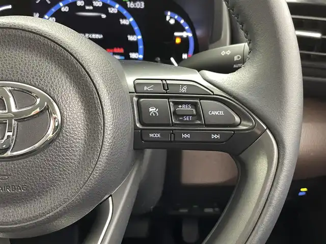トヨタ ヤリスクロス ハイブリッド Z 熊本県 2021(令3)年 1.9万km ホワイトパールクリスタルシャイン 禁煙車　/純正ディスプレイオーディオ　/バックカメラ　/社外前後ドライブレコーダー　/ビルトインＥＴＣ　/前後クリアランスソナー　/トヨタセーフティーセンス/・プリクラッシュセーフティ/・レーントレーシングアシスト/・レーダークルーズコントロール/・アダブティブハイビームシステム/・オートマチックハイビーム/・ロードサインアシスト/・発進お知らせ機能/横滑り防止/前席シートヒーター　/運転席パワーシート/ヘッドアップディスプレイ/純正フロアマット/純正１８インチAW/オートライト/LEDヘッドライト/フォグライト/スマートキー/プッシュスタート/保証書