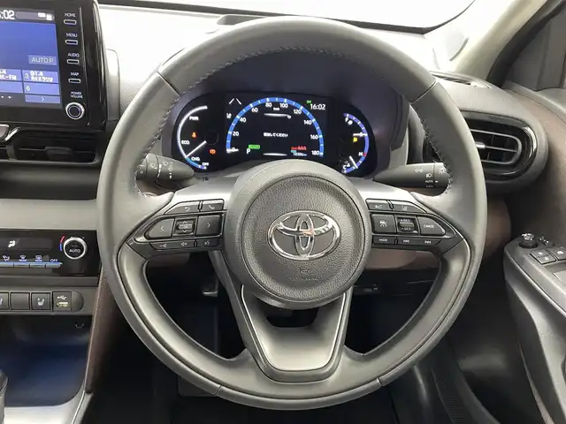 トヨタ ヤリスクロス ハイブリッド Z 熊本県 2021(令3)年 1.9万km ホワイトパールクリスタルシャイン 禁煙車　/純正ディスプレイオーディオ　/バックカメラ　/社外前後ドライブレコーダー　/ビルトインＥＴＣ　/前後クリアランスソナー　/トヨタセーフティーセンス/・プリクラッシュセーフティ/・レーントレーシングアシスト/・レーダークルーズコントロール/・アダブティブハイビームシステム/・オートマチックハイビーム/・ロードサインアシスト/・発進お知らせ機能/横滑り防止/前席シートヒーター　/運転席パワーシート/ヘッドアップディスプレイ/純正フロアマット/純正１８インチAW/オートライト/LEDヘッドライト/フォグライト/スマートキー/プッシュスタート/保証書