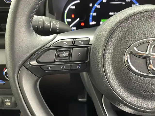 トヨタ ヤリスクロス ハイブリッド Z 熊本県 2021(令3)年 1.9万km ホワイトパールクリスタルシャイン 禁煙車　/純正ディスプレイオーディオ　/バックカメラ　/社外前後ドライブレコーダー　/ビルトインＥＴＣ　/前後クリアランスソナー　/トヨタセーフティーセンス/・プリクラッシュセーフティ/・レーントレーシングアシスト/・レーダークルーズコントロール/・アダブティブハイビームシステム/・オートマチックハイビーム/・ロードサインアシスト/・発進お知らせ機能/横滑り防止/前席シートヒーター　/運転席パワーシート/ヘッドアップディスプレイ/純正フロアマット/純正１８インチAW/オートライト/LEDヘッドライト/フォグライト/スマートキー/プッシュスタート/保証書