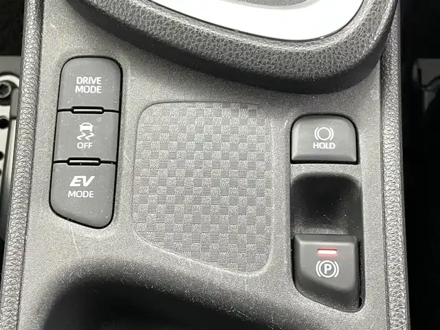 トヨタ ヤリスクロス ハイブリッド Z 熊本県 2021(令3)年 1.9万km ホワイトパールクリスタルシャイン 禁煙車　/純正ディスプレイオーディオ　/バックカメラ　/社外前後ドライブレコーダー　/ビルトインＥＴＣ　/前後クリアランスソナー　/トヨタセーフティーセンス/・プリクラッシュセーフティ/・レーントレーシングアシスト/・レーダークルーズコントロール/・アダブティブハイビームシステム/・オートマチックハイビーム/・ロードサインアシスト/・発進お知らせ機能/横滑り防止/前席シートヒーター　/運転席パワーシート/ヘッドアップディスプレイ/純正フロアマット/純正１８インチAW/オートライト/LEDヘッドライト/フォグライト/スマートキー/プッシュスタート/保証書