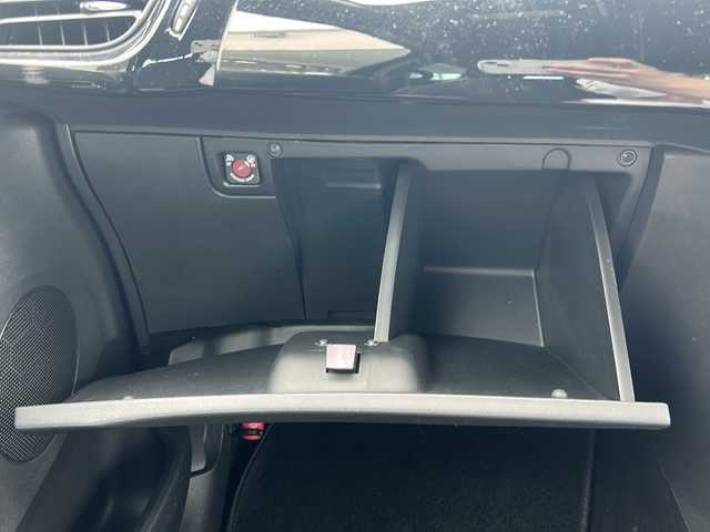 ＤＳオートモビル ＤＳ３ シック DS LEDビジョンP 岐阜県 2018(平30)年 3.7万km 紺／白 /純正ナビ/(Bluetooth接続/CD/USB/ミュージックプレイヤー)//フルセグテレビ//バックカメラ//前後ドライブレコーダー//クルーズコントロール//ETC//LEDヘッドライト//16インチ純正アルミホイール