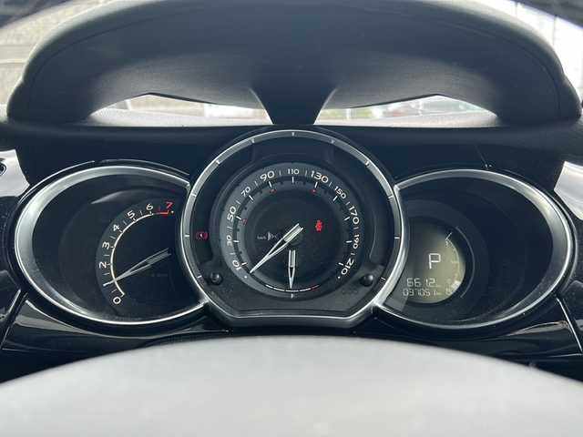 ＤＳオートモビル ＤＳ３ シック DS LEDビジョンP 岐阜県 2018(平30)年 3.7万km 紺／白 /純正ナビ/(Bluetooth接続/CD/USB/ミュージックプレイヤー)//フルセグテレビ//バックカメラ//前後ドライブレコーダー//クルーズコントロール//ETC//LEDヘッドライト//16インチ純正アルミホイール