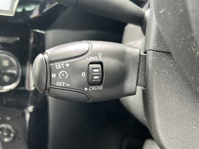 ＤＳオートモビル ＤＳ３ シック DS LEDビジョンP 岐阜県 2018(平30)年 3.7万km 紺／白 /純正ナビ/(Bluetooth接続/CD/USB/ミュージックプレイヤー)//フルセグテレビ//バックカメラ//前後ドライブレコーダー//クルーズコントロール//ETC//LEDヘッドライト//16インチ純正アルミホイール
