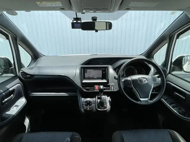 トヨタ ノア Si 滋賀県 2015(平27)年 8.7万km ホワイトパールクリスタルシャイン 純正SDナビ/・フルセグTV/・CD/・DVD/・Bluetooth/ステアリングスイッチ/バックカメラ/前後ドラレコ/ETC/両側パワースライドドア/電格ミラー/オートヘッドライト/フォグランプ/横滑り防止装置/盗難防止装置/プッシュスタート/スマートキー