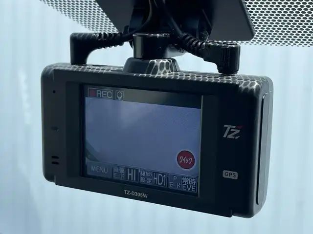 トヨタ ノア Si 滋賀県 2015(平27)年 8.7万km ホワイトパールクリスタルシャイン 純正SDナビ/・フルセグTV/・CD/・DVD/・Bluetooth/ステアリングスイッチ/バックカメラ/前後ドラレコ/ETC/両側パワースライドドア/電格ミラー/オートヘッドライト/フォグランプ/横滑り防止装置/盗難防止装置/プッシュスタート/スマートキー