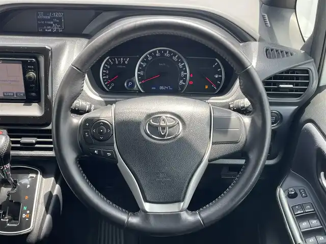 トヨタ ノア Si 滋賀県 2015(平27)年 8.7万km ホワイトパールクリスタルシャイン 純正SDナビ/・フルセグTV/・CD/・DVD/・Bluetooth/ステアリングスイッチ/バックカメラ/前後ドラレコ/ETC/両側パワースライドドア/電格ミラー/オートヘッドライト/フォグランプ/横滑り防止装置/盗難防止装置/プッシュスタート/スマートキー