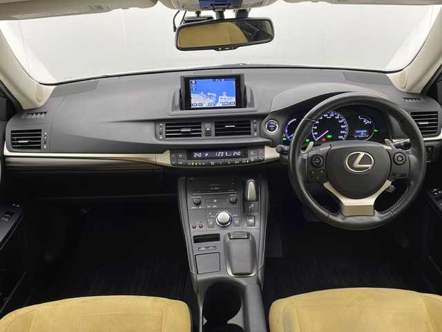 レクサス ＣＴ 200h バージョンC 宮崎県 2017(平29)年 7.5万km ソニッククォーツ 禁煙車/プリクラッシュセーフティ/純正ナビTV/（CD/DVD/MSV/Blu-ray/Bluetooth/フルセグTV)/純正バックカメラ/純正ビルトイン2.0ETC/純正LEDオートライト/純正LEDフォグ/純正16インチアルミ/純正フロアマット/社外前後ドライブレコーダー/クルーズコントロール/クリアランスソナー/ウインカードアミラー/パドルシフト/デュアルオートエアコン/前席パワーシート/シートヒーター/本革巻ハンドル/スマートキー/プッシュエンジンスタート/スペアキー/新車時保証書/取扱い説明書