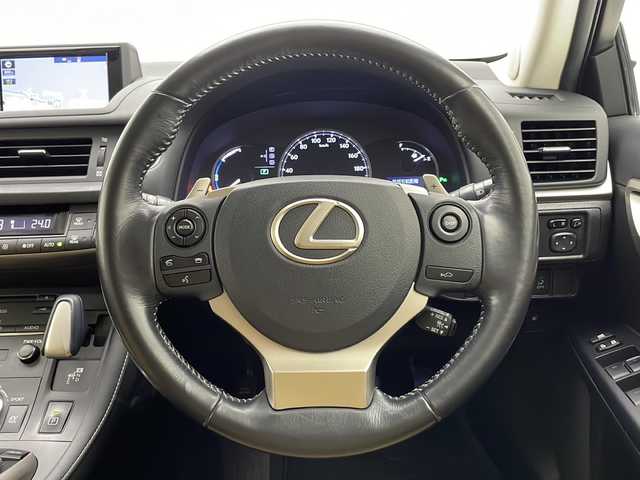 レクサス ＣＴ 200h バージョンC 宮崎県 2017(平29)年 7.5万km ソニッククォーツ 禁煙車/プリクラッシュセーフティ/純正ナビTV/（CD/DVD/MSV/Blu-ray/Bluetooth/フルセグTV)/純正バックカメラ/純正ビルトイン2.0ETC/純正LEDオートライト/純正LEDフォグ/純正16インチアルミ/純正フロアマット/社外前後ドライブレコーダー/クルーズコントロール/クリアランスソナー/ウインカードアミラー/パドルシフト/デュアルオートエアコン/前席パワーシート/シートヒーター/本革巻ハンドル/スマートキー/プッシュエンジンスタート/スペアキー/新車時保証書/取扱い説明書