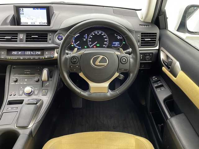 レクサス ＣＴ 200h バージョンC 宮崎県 2017(平29)年 7.5万km ソニッククォーツ 禁煙車/プリクラッシュセーフティ/純正ナビTV/（CD/DVD/MSV/Blu-ray/Bluetooth/フルセグTV)/純正バックカメラ/純正ビルトイン2.0ETC/純正LEDオートライト/純正LEDフォグ/純正16インチアルミ/純正フロアマット/社外前後ドライブレコーダー/クルーズコントロール/クリアランスソナー/ウインカードアミラー/パドルシフト/デュアルオートエアコン/前席パワーシート/シートヒーター/本革巻ハンドル/スマートキー/プッシュエンジンスタート/スペアキー/新車時保証書/取扱い説明書