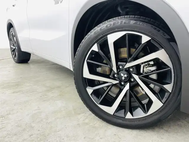 三菱 アウトランダー ＰＨＥＶ P 福島県 2022(令4)年 2.3万km パールⅡ e-Assist/・マイパイロット/・衝突軽減ブレーキ/・レーンキープアシスト/・ブラインドスポットモニター/・クリアランスソナー/純正ナビ/・フルセグTV/Bluetooth/USB/・全方位カメラ/・ETC/・ドライブレコーダー/アイドリングストップ/電子パーキング/・オートホールド/革巻きステアリング/・ステアリングリモコン/・ステアリングヒーター/レザーシート/・パワーシート(運転席/助手席)/・シートヒーター(全席)/プッシュスタート/・スマートキー/・スペアキー/LEDヘッドライト/・オートライト/・フォグライト/電動格納ミラー/ドアバイザー