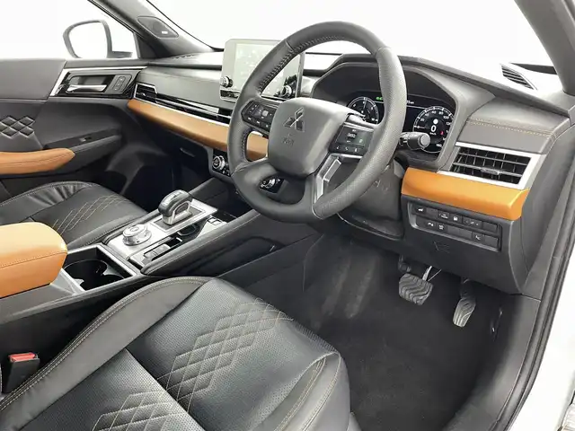 三菱 アウトランダー ＰＨＥＶ P 福島県 2022(令4)年 2.3万km パールⅡ e-Assist/・マイパイロット/・衝突軽減ブレーキ/・レーンキープアシスト/・ブラインドスポットモニター/・クリアランスソナー/純正ナビ/・フルセグTV/Bluetooth/USB/・全方位カメラ/・ETC/・ドライブレコーダー/アイドリングストップ/電子パーキング/・オートホールド/革巻きステアリング/・ステアリングリモコン/・ステアリングヒーター/レザーシート/・パワーシート(運転席/助手席)/・シートヒーター(全席)/プッシュスタート/・スマートキー/・スペアキー/LEDヘッドライト/・オートライト/・フォグライト/電動格納ミラー/ドアバイザー