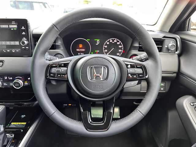 ホンダ ヴェゼル ハイブリッド e:HEV Z 宮城県 2025(令7)年 0.1万km未満 クリスタルブラックパール e:HEV Z　4WD/Honda CONNECTディスプレー/+ETC2.0車載器/+ワイヤレス充電器/後退出庫サポート/＝＝＝/ホンダセンシング/●衝突軽減ブレーキ（CMBS）/●先行車発進お知らせ機能/●歩行者事故低減ステアリング/●路外逸脱抑制機能/●標識認識機能/●渋滞追従機能付アダプティブクルーズコントロール/●車線維持支援システム（LKAS）/●トラフィックジャムアシスト（渋滞運転支援機能）/●誤発進抑制機能/●後方誤発進抑制機能/●近距離衝突軽減ブレーキ/●急アクセル抑制機能/●パーキングセンサーシステム/●アダプティブドライビングビーム/ブラインドスポットインフォメーション/熱戦入りフロントウィンドウ/親水/ヒーテッドドアミラー/ハンズフリーアクセスパワーテールゲート(予約クローズ機能付)/ハーフレザーシート/前席シートヒーター/LEDヘッドランプ/LEDシーケンシャルターンシグナルランプ/フォグランプ/オートライト/電動パーキングブレーキ/ブレーキホールド/純正18インチAW/W/サイド/カーテンエアバッグ