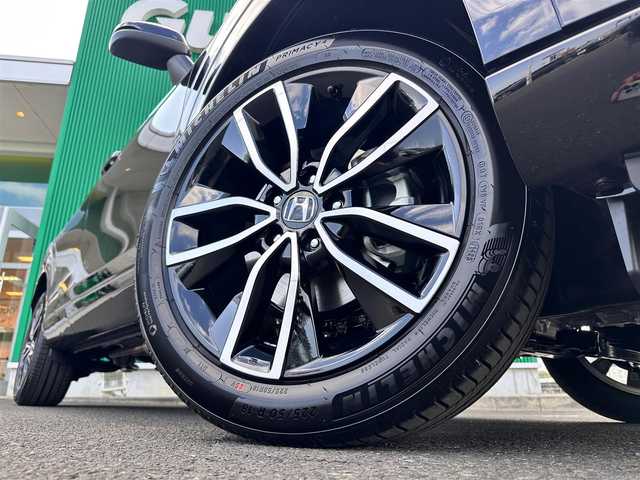 ホンダ ヴェゼル ハイブリッド e:HEV Z 宮城県 2025(令7)年 0.1万km未満 クリスタルブラックパール e:HEV Z　4WD/Honda CONNECTディスプレー/+ETC2.0車載器/+ワイヤレス充電器/後退出庫サポート/＝＝＝/ホンダセンシング/●衝突軽減ブレーキ（CMBS）/●先行車発進お知らせ機能/●歩行者事故低減ステアリング/●路外逸脱抑制機能/●標識認識機能/●渋滞追従機能付アダプティブクルーズコントロール/●車線維持支援システム（LKAS）/●トラフィックジャムアシスト（渋滞運転支援機能）/●誤発進抑制機能/●後方誤発進抑制機能/●近距離衝突軽減ブレーキ/●急アクセル抑制機能/●パーキングセンサーシステム/●アダプティブドライビングビーム/ブラインドスポットインフォメーション/熱戦入りフロントウィンドウ/親水/ヒーテッドドアミラー/ハンズフリーアクセスパワーテールゲート(予約クローズ機能付)/ハーフレザーシート/前席シートヒーター/LEDヘッドランプ/LEDシーケンシャルターンシグナルランプ/フォグランプ/オートライト/電動パーキングブレーキ/ブレーキホールド/純正18インチAW/W/サイド/カーテンエアバッグ