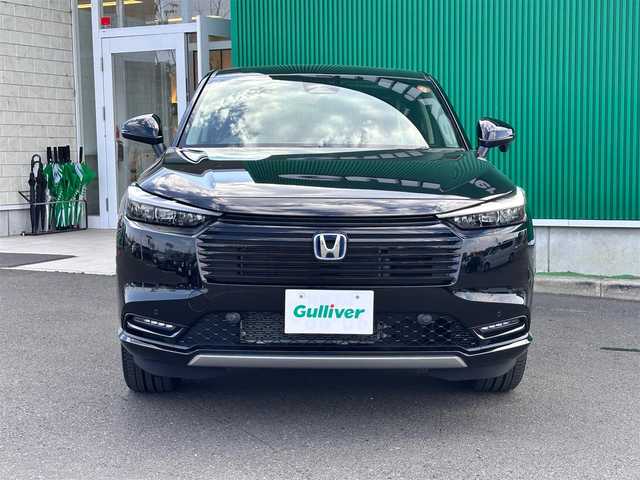 ホンダ ヴェゼル ハイブリッド e:HEV Z 宮城県 2025(令7)年 0.1万km未満 クリスタルブラックパール e:HEV Z　4WD/Honda CONNECTディスプレー/+ETC2.0車載器/+ワイヤレス充電器/後退出庫サポート/＝＝＝/ホンダセンシング/●衝突軽減ブレーキ（CMBS）/●先行車発進お知らせ機能/●歩行者事故低減ステアリング/●路外逸脱抑制機能/●標識認識機能/●渋滞追従機能付アダプティブクルーズコントロール/●車線維持支援システム（LKAS）/●トラフィックジャムアシスト（渋滞運転支援機能）/●誤発進抑制機能/●後方誤発進抑制機能/●近距離衝突軽減ブレーキ/●急アクセル抑制機能/●パーキングセンサーシステム/●アダプティブドライビングビーム/ブラインドスポットインフォメーション/熱戦入りフロントウィンドウ/親水/ヒーテッドドアミラー/ハンズフリーアクセスパワーテールゲート(予約クローズ機能付)/ハーフレザーシート/前席シートヒーター/LEDヘッドランプ/LEDシーケンシャルターンシグナルランプ/フォグランプ/オートライト/電動パーキングブレーキ/ブレーキホールド/純正18インチAW/W/サイド/カーテンエアバッグ