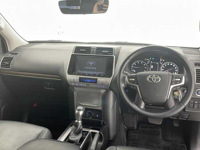 トヨタ ランドクルーザー プラド TX Lパッケージ 長野県 2022(令4)年 2.8万km ホワイトパールクリスタルシャイン 4WD/純正9インチSDナビ/Bluetooth／CD／DVD／フルセグTV/バックカメラ/サンルーフ/ルーフレール/黒革シート/前席シートヒーター／エアシート/前席パワーシート/電動格納サードシート/横滑り防止装置/衝突軽減被害システム/レーンキープアシスト/先行車発進告知/純正19インチAW装着/純正フロアマット/前後コーナーセンサー/ステアリングスイッチ/LEDヘッドライト/フロントフォグランプ/スマートキー/スペアキー1本