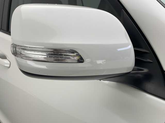 トヨタ ランドクルーザー プラド TX Lパッケージ 長野県 2022(令4)年 2.8万km ホワイトパールクリスタルシャイン 4WD/純正9インチSDナビ/Bluetooth／CD／DVD／フルセグTV/バックカメラ/サンルーフ/ルーフレール/黒革シート/前席シートヒーター／エアシート/前席パワーシート/電動格納サードシート/横滑り防止装置/衝突軽減被害システム/レーンキープアシスト/先行車発進告知/純正19インチAW装着/純正フロアマット/前後コーナーセンサー/ステアリングスイッチ/LEDヘッドライト/フロントフォグランプ/スマートキー/スペアキー1本