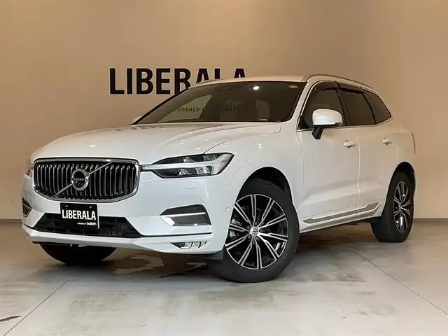 ボルボ ＸＣ６０ B5 AWD インスクリプション 熊本県 2021(令3)年 2.5万km クリスタルホワイトP ・ワンオーナー/・スマートキー/・プッシュスタート/・CitySafety/・レーンキープエイド/・ロードサインインフォメーション/・ドライバーアラート/・車間警告/・クロストラフィックアラート/・パークアシスト/・ブラインドスポットモニター/・アクティブ・ベンディング・ライト/・オートハイビーム/・衝突回避/・クルーズコントロール(追従式)/・茶革シート/・前席パワーシート/・前席エアシート /・全席シートヒーター /・ハンドルヒーター /・純正メモリナビ/　【Bluetooth・USB・AppleCarPlay・AndroidAuto】/・harman/kardonサウンドシステム/・フルセグTV/・全方位カメラ/・ETC/・ドライブレコーダー(前方録画)/・ワイヤレス充電/・パワーバックドア/・LEDヘッドランプ/・LEDフォグランプ/・純正マット/・純正バイザー/・保証書/取説