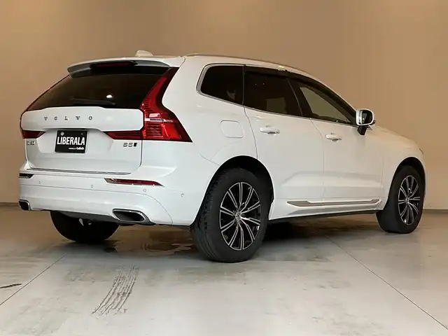 ボルボ ＸＣ６０ B5 AWD インスクリプション 熊本県 2021(令3)年 2.5万km クリスタルホワイトP ・ワンオーナー/・スマートキー/・プッシュスタート/・CitySafety/・レーンキープエイド/・ロードサインインフォメーション/・ドライバーアラート/・車間警告/・クロストラフィックアラート/・パークアシスト/・ブラインドスポットモニター/・アクティブ・ベンディング・ライト/・オートハイビーム/・衝突回避/・クルーズコントロール(追従式)/・茶革シート/・前席パワーシート/・前席エアシート /・全席シートヒーター /・ハンドルヒーター /・純正メモリナビ/　【Bluetooth・USB・AppleCarPlay・AndroidAuto】/・harman/kardonサウンドシステム/・フルセグTV/・全方位カメラ/・ETC/・ドライブレコーダー(前方録画)/・ワイヤレス充電/・パワーバックドア/・LEDヘッドランプ/・LEDフォグランプ/・純正マット/・純正バイザー/・保証書/取説