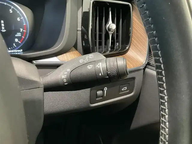 ボルボ ＸＣ６０ B5 AWD インスクリプション 熊本県 2021(令3)年 2.5万km クリスタルホワイトP ・ワンオーナー/・スマートキー/・プッシュスタート/・CitySafety/・レーンキープエイド/・ロードサインインフォメーション/・ドライバーアラート/・車間警告/・クロストラフィックアラート/・パークアシスト/・ブラインドスポットモニター/・アクティブ・ベンディング・ライト/・オートハイビーム/・衝突回避/・クルーズコントロール(追従式)/・茶革シート/・前席パワーシート/・前席エアシート /・全席シートヒーター /・ハンドルヒーター /・純正メモリナビ/　【Bluetooth・USB・AppleCarPlay・AndroidAuto】/・harman/kardonサウンドシステム/・フルセグTV/・全方位カメラ/・ETC/・ドライブレコーダー(前方録画)/・ワイヤレス充電/・パワーバックドア/・LEDヘッドランプ/・LEDフォグランプ/・純正マット/・純正バイザー/・保証書/取説