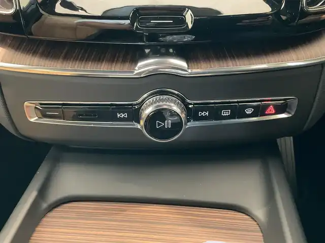 ボルボ ＸＣ６０ B5 AWD インスクリプション 熊本県 2021(令3)年 2.5万km クリスタルホワイトP ・ワンオーナー/・スマートキー/・プッシュスタート/・CitySafety/・レーンキープエイド/・ロードサインインフォメーション/・ドライバーアラート/・車間警告/・クロストラフィックアラート/・パークアシスト/・ブラインドスポットモニター/・アクティブ・ベンディング・ライト/・オートハイビーム/・衝突回避/・クルーズコントロール(追従式)/・茶革シート/・前席パワーシート/・前席エアシート /・全席シートヒーター /・ハンドルヒーター /・純正メモリナビ/　【Bluetooth・USB・AppleCarPlay・AndroidAuto】/・harman/kardonサウンドシステム/・フルセグTV/・全方位カメラ/・ETC/・ドライブレコーダー(前方録画)/・ワイヤレス充電/・パワーバックドア/・LEDヘッドランプ/・LEDフォグランプ/・純正マット/・純正バイザー/・保証書/取説