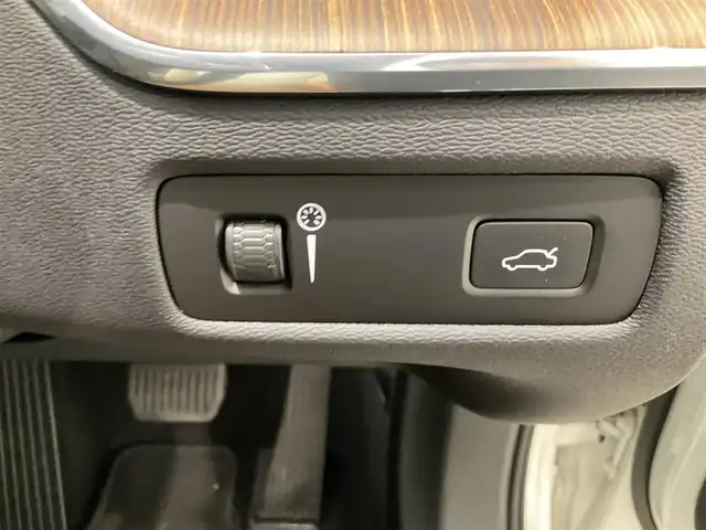 ボルボ ＸＣ６０ B5 AWD インスクリプション 熊本県 2021(令3)年 2.5万km クリスタルホワイトP ・ワンオーナー/・スマートキー/・プッシュスタート/・CitySafety/・レーンキープエイド/・ロードサインインフォメーション/・ドライバーアラート/・車間警告/・クロストラフィックアラート/・パークアシスト/・ブラインドスポットモニター/・アクティブ・ベンディング・ライト/・オートハイビーム/・衝突回避/・クルーズコントロール(追従式)/・茶革シート/・前席パワーシート/・前席エアシート /・全席シートヒーター /・ハンドルヒーター /・純正メモリナビ/　【Bluetooth・USB・AppleCarPlay・AndroidAuto】/・harman/kardonサウンドシステム/・フルセグTV/・全方位カメラ/・ETC/・ドライブレコーダー(前方録画)/・ワイヤレス充電/・パワーバックドア/・LEDヘッドランプ/・LEDフォグランプ/・純正マット/・純正バイザー/・保証書/取説