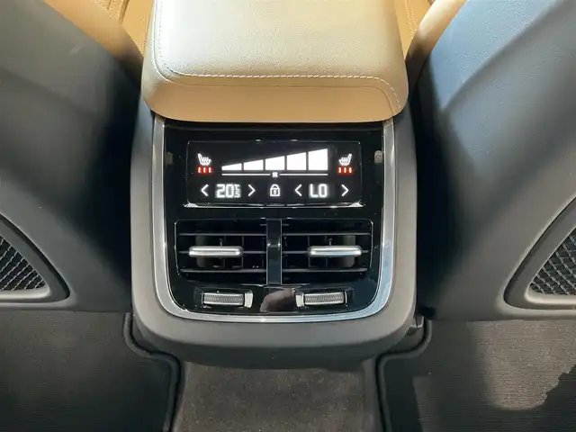 ボルボ ＸＣ６０ B5 AWD インスクリプション 熊本県 2021(令3)年 2.5万km クリスタルホワイトP ・ワンオーナー/・スマートキー/・プッシュスタート/・CitySafety/・レーンキープエイド/・ロードサインインフォメーション/・ドライバーアラート/・車間警告/・クロストラフィックアラート/・パークアシスト/・ブラインドスポットモニター/・アクティブ・ベンディング・ライト/・オートハイビーム/・衝突回避/・クルーズコントロール(追従式)/・茶革シート/・前席パワーシート/・前席エアシート /・全席シートヒーター /・ハンドルヒーター /・純正メモリナビ/　【Bluetooth・USB・AppleCarPlay・AndroidAuto】/・harman/kardonサウンドシステム/・フルセグTV/・全方位カメラ/・ETC/・ドライブレコーダー(前方録画)/・ワイヤレス充電/・パワーバックドア/・LEDヘッドランプ/・LEDフォグランプ/・純正マット/・純正バイザー/・保証書/取説