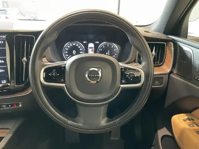 ボルボ ＸＣ６０ B5 AWD インスクリプション 熊本県 2021(令3)年 2.5万km クリスタルホワイトP ・ワンオーナー/・スマートキー/・プッシュスタート/・CitySafety/・レーンキープエイド/・ロードサインインフォメーション/・ドライバーアラート/・車間警告/・クロストラフィックアラート/・パークアシスト/・ブラインドスポットモニター/・アクティブ・ベンディング・ライト/・オートハイビーム/・衝突回避/・クルーズコントロール(追従式)/・茶革シート/・前席パワーシート/・前席エアシート /・全席シートヒーター /・ハンドルヒーター /・純正メモリナビ/　【Bluetooth・USB・AppleCarPlay・AndroidAuto】/・harman/kardonサウンドシステム/・フルセグTV/・全方位カメラ/・ETC/・ドライブレコーダー(前方録画)/・ワイヤレス充電/・パワーバックドア/・LEDヘッドランプ/・LEDフォグランプ/・純正マット/・純正バイザー/・保証書/取説