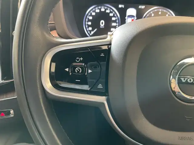 ボルボ ＸＣ６０ B5 AWD インスクリプション 熊本県 2021(令3)年 2.5万km クリスタルホワイトP ・ワンオーナー/・スマートキー/・プッシュスタート/・CitySafety/・レーンキープエイド/・ロードサインインフォメーション/・ドライバーアラート/・車間警告/・クロストラフィックアラート/・パークアシスト/・ブラインドスポットモニター/・アクティブ・ベンディング・ライト/・オートハイビーム/・衝突回避/・クルーズコントロール(追従式)/・茶革シート/・前席パワーシート/・前席エアシート /・全席シートヒーター /・ハンドルヒーター /・純正メモリナビ/　【Bluetooth・USB・AppleCarPlay・AndroidAuto】/・harman/kardonサウンドシステム/・フルセグTV/・全方位カメラ/・ETC/・ドライブレコーダー(前方録画)/・ワイヤレス充電/・パワーバックドア/・LEDヘッドランプ/・LEDフォグランプ/・純正マット/・純正バイザー/・保証書/取説