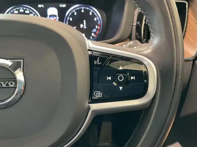 ボルボ ＸＣ６０ B5 AWD インスクリプション 熊本県 2021(令3)年 2.5万km クリスタルホワイトP ・ワンオーナー/・スマートキー/・プッシュスタート/・CitySafety/・レーンキープエイド/・ロードサインインフォメーション/・ドライバーアラート/・車間警告/・クロストラフィックアラート/・パークアシスト/・ブラインドスポットモニター/・アクティブ・ベンディング・ライト/・オートハイビーム/・衝突回避/・クルーズコントロール(追従式)/・茶革シート/・前席パワーシート/・前席エアシート /・全席シートヒーター /・ハンドルヒーター /・純正メモリナビ/　【Bluetooth・USB・AppleCarPlay・AndroidAuto】/・harman/kardonサウンドシステム/・フルセグTV/・全方位カメラ/・ETC/・ドライブレコーダー(前方録画)/・ワイヤレス充電/・パワーバックドア/・LEDヘッドランプ/・LEDフォグランプ/・純正マット/・純正バイザー/・保証書/取説