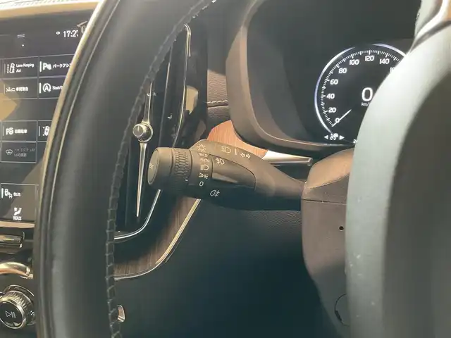 ボルボ ＸＣ６０ B5 AWD インスクリプション 熊本県 2021(令3)年 2.5万km クリスタルホワイトP ・ワンオーナー/・スマートキー/・プッシュスタート/・CitySafety/・レーンキープエイド/・ロードサインインフォメーション/・ドライバーアラート/・車間警告/・クロストラフィックアラート/・パークアシスト/・ブラインドスポットモニター/・アクティブ・ベンディング・ライト/・オートハイビーム/・衝突回避/・クルーズコントロール(追従式)/・茶革シート/・前席パワーシート/・前席エアシート /・全席シートヒーター /・ハンドルヒーター /・純正メモリナビ/　【Bluetooth・USB・AppleCarPlay・AndroidAuto】/・harman/kardonサウンドシステム/・フルセグTV/・全方位カメラ/・ETC/・ドライブレコーダー(前方録画)/・ワイヤレス充電/・パワーバックドア/・LEDヘッドランプ/・LEDフォグランプ/・純正マット/・純正バイザー/・保証書/取説