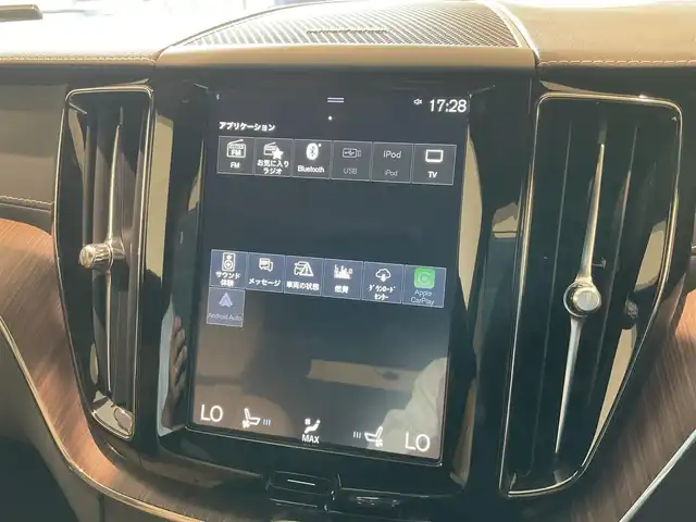 ボルボ ＸＣ６０ B5 AWD インスクリプション 熊本県 2021(令3)年 2.5万km クリスタルホワイトP ・ワンオーナー/・スマートキー/・プッシュスタート/・CitySafety/・レーンキープエイド/・ロードサインインフォメーション/・ドライバーアラート/・車間警告/・クロストラフィックアラート/・パークアシスト/・ブラインドスポットモニター/・アクティブ・ベンディング・ライト/・オートハイビーム/・衝突回避/・クルーズコントロール(追従式)/・茶革シート/・前席パワーシート/・前席エアシート /・全席シートヒーター /・ハンドルヒーター /・純正メモリナビ/　【Bluetooth・USB・AppleCarPlay・AndroidAuto】/・harman/kardonサウンドシステム/・フルセグTV/・全方位カメラ/・ETC/・ドライブレコーダー(前方録画)/・ワイヤレス充電/・パワーバックドア/・LEDヘッドランプ/・LEDフォグランプ/・純正マット/・純正バイザー/・保証書/取説