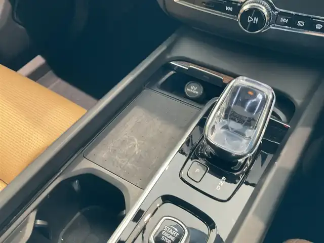 ボルボ ＸＣ６０ B5 AWD インスクリプション 熊本県 2021(令3)年 2.5万km クリスタルホワイトP ・ワンオーナー/・スマートキー/・プッシュスタート/・CitySafety/・レーンキープエイド/・ロードサインインフォメーション/・ドライバーアラート/・車間警告/・クロストラフィックアラート/・パークアシスト/・ブラインドスポットモニター/・アクティブ・ベンディング・ライト/・オートハイビーム/・衝突回避/・クルーズコントロール(追従式)/・茶革シート/・前席パワーシート/・前席エアシート /・全席シートヒーター /・ハンドルヒーター /・純正メモリナビ/　【Bluetooth・USB・AppleCarPlay・AndroidAuto】/・harman/kardonサウンドシステム/・フルセグTV/・全方位カメラ/・ETC/・ドライブレコーダー(前方録画)/・ワイヤレス充電/・パワーバックドア/・LEDヘッドランプ/・LEDフォグランプ/・純正マット/・純正バイザー/・保証書/取説