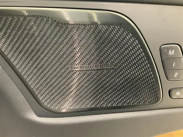 ボルボ ＸＣ６０ B5 AWD インスクリプション 熊本県 2021(令3)年 2.5万km クリスタルホワイトP ・ワンオーナー/・スマートキー/・プッシュスタート/・CitySafety/・レーンキープエイド/・ロードサインインフォメーション/・ドライバーアラート/・車間警告/・クロストラフィックアラート/・パークアシスト/・ブラインドスポットモニター/・アクティブ・ベンディング・ライト/・オートハイビーム/・衝突回避/・クルーズコントロール(追従式)/・茶革シート/・前席パワーシート/・前席エアシート /・全席シートヒーター /・ハンドルヒーター /・純正メモリナビ/　【Bluetooth・USB・AppleCarPlay・AndroidAuto】/・harman/kardonサウンドシステム/・フルセグTV/・全方位カメラ/・ETC/・ドライブレコーダー(前方録画)/・ワイヤレス充電/・パワーバックドア/・LEDヘッドランプ/・LEDフォグランプ/・純正マット/・純正バイザー/・保証書/取説