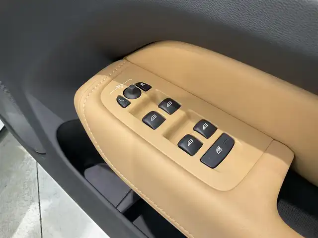 ボルボ ＸＣ６０ B5 AWD インスクリプション 熊本県 2021(令3)年 2.5万km クリスタルホワイトP ・ワンオーナー/・スマートキー/・プッシュスタート/・CitySafety/・レーンキープエイド/・ロードサインインフォメーション/・ドライバーアラート/・車間警告/・クロストラフィックアラート/・パークアシスト/・ブラインドスポットモニター/・アクティブ・ベンディング・ライト/・オートハイビーム/・衝突回避/・クルーズコントロール(追従式)/・茶革シート/・前席パワーシート/・前席エアシート /・全席シートヒーター /・ハンドルヒーター /・純正メモリナビ/　【Bluetooth・USB・AppleCarPlay・AndroidAuto】/・harman/kardonサウンドシステム/・フルセグTV/・全方位カメラ/・ETC/・ドライブレコーダー(前方録画)/・ワイヤレス充電/・パワーバックドア/・LEDヘッドランプ/・LEDフォグランプ/・純正マット/・純正バイザー/・保証書/取説