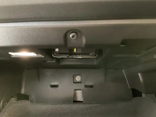 ボルボ ＸＣ６０ B5 AWD インスクリプション 熊本県 2021(令3)年 2.5万km クリスタルホワイトP ・ワンオーナー/・スマートキー/・プッシュスタート/・CitySafety/・レーンキープエイド/・ロードサインインフォメーション/・ドライバーアラート/・車間警告/・クロストラフィックアラート/・パークアシスト/・ブラインドスポットモニター/・アクティブ・ベンディング・ライト/・オートハイビーム/・衝突回避/・クルーズコントロール(追従式)/・茶革シート/・前席パワーシート/・前席エアシート /・全席シートヒーター /・ハンドルヒーター /・純正メモリナビ/　【Bluetooth・USB・AppleCarPlay・AndroidAuto】/・harman/kardonサウンドシステム/・フルセグTV/・全方位カメラ/・ETC/・ドライブレコーダー(前方録画)/・ワイヤレス充電/・パワーバックドア/・LEDヘッドランプ/・LEDフォグランプ/・純正マット/・純正バイザー/・保証書/取説