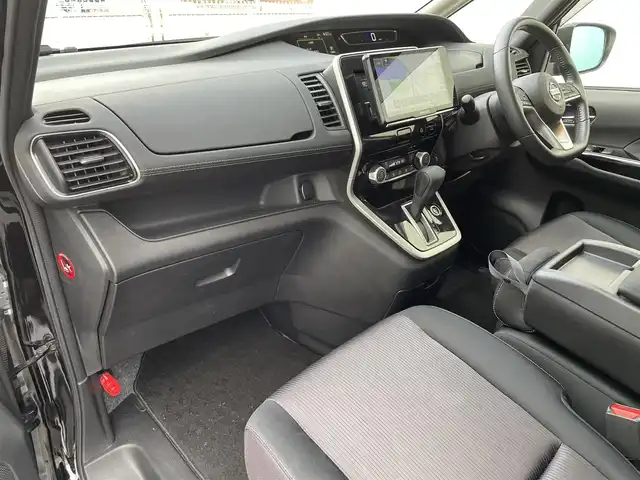 日産 セレナ ハイウェイスター G 滋賀県 2016(平28)年 5.2万km ダイヤモンドブラック 両側パワースライドドア/オートドアメインハンズフリー機能/社外後席フリップダウンモニター/社外ナビ【MDV-M910HDF】/（AM/FM/CD/DVD/HDMI/フルセグTV/Bluetooth)/バックカメラ/アラウンドビューモニター/パーキングアシスト/前後ドライブレコーダー/ビルトインETC/プリクラッシュブレーキアシスト/横滑り防止装置/レーンキープアシスト/コーナーセンサー/標識検知機能/クルーズコントロール/アイドリングストップ/TVキャンセラー/革巻きステアリング/ステアリングスイッチ/電動格納ミラー/オートライト/LEDヘッドライト/フロントフォグ/プッシュスタート/スマートキー/純正フロアマット/純正ドアバイザー/ダブルオートエアコン