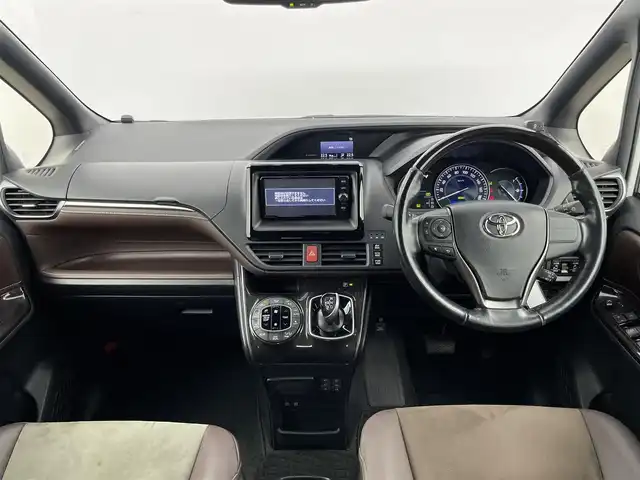 トヨタ エスクァイア ハイブリッド Gi プレミアムパッケージ 千葉県 2018(平30)年 5万km ホワイトパールクリスタルシャイン 禁煙車/両側電動ドア/トヨタセーフティセンス/・レーンディパーチャーアラート/・先行車発進システム/・クルーズコントロール/・クリアランスソナー/純正7インチメモリナビ/・型番：NSZT-W66T/・CD/DVD/Bluetooth/フルセグTV/・バックカメラ/・ビルトインETC/社外フリップダウンモニター/ハーフレザーシート/・DNシートヒーター/革巻きステアリング/・ステアリングスイッチ/・ステアリングヒーター/左右独立エアコン/純正フロアマット/純正15インチAW/電動格納ウインカーミラー/オートライト/・オートマチックハイビーム/・LEDヘッドライト/・LEDフォグランプ