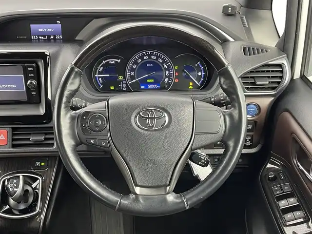トヨタ エスクァイア ハイブリッド Gi プレミアムパッケージ 千葉県 2018(平30)年 5万km ホワイトパールクリスタルシャイン 禁煙車/両側電動ドア/トヨタセーフティセンス/・レーンディパーチャーアラート/・先行車発進システム/・クルーズコントロール/・クリアランスソナー/純正7インチメモリナビ/・型番：NSZT-W66T/・CD/DVD/Bluetooth/フルセグTV/・バックカメラ/・ビルトインETC/社外フリップダウンモニター/ハーフレザーシート/・DNシートヒーター/革巻きステアリング/・ステアリングスイッチ/・ステアリングヒーター/左右独立エアコン/純正フロアマット/純正15インチAW/電動格納ウインカーミラー/オートライト/・オートマチックハイビーム/・LEDヘッドライト/・LEDフォグランプ
