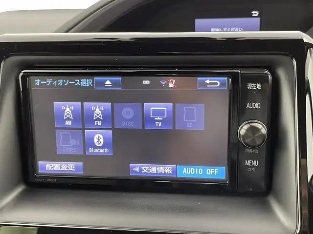 トヨタ エスクァイア ハイブリッド Gi プレミアムパッケージ 千葉県 2018(平30)年 5万km ホワイトパールクリスタルシャイン 禁煙車/両側電動ドア/トヨタセーフティセンス/・レーンディパーチャーアラート/・先行車発進システム/・クルーズコントロール/・クリアランスソナー/純正7インチメモリナビ/・型番：NSZT-W66T/・CD/DVD/Bluetooth/フルセグTV/・バックカメラ/・ビルトインETC/社外フリップダウンモニター/ハーフレザーシート/・DNシートヒーター/革巻きステアリング/・ステアリングスイッチ/・ステアリングヒーター/左右独立エアコン/純正フロアマット/純正15インチAW/電動格納ウインカーミラー/オートライト/・オートマチックハイビーム/・LEDヘッドライト/・LEDフォグランプ
