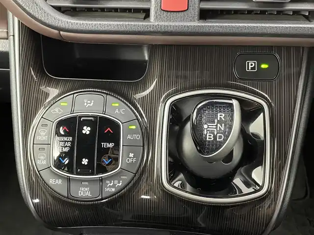 トヨタ エスクァイア ハイブリッド Gi プレミアムパッケージ 千葉県 2018(平30)年 5万km ホワイトパールクリスタルシャイン 禁煙車/両側電動ドア/トヨタセーフティセンス/・レーンディパーチャーアラート/・先行車発進システム/・クルーズコントロール/・クリアランスソナー/純正7インチメモリナビ/・型番：NSZT-W66T/・CD/DVD/Bluetooth/フルセグTV/・バックカメラ/・ビルトインETC/社外フリップダウンモニター/ハーフレザーシート/・DNシートヒーター/革巻きステアリング/・ステアリングスイッチ/・ステアリングヒーター/左右独立エアコン/純正フロアマット/純正15インチAW/電動格納ウインカーミラー/オートライト/・オートマチックハイビーム/・LEDヘッドライト/・LEDフォグランプ