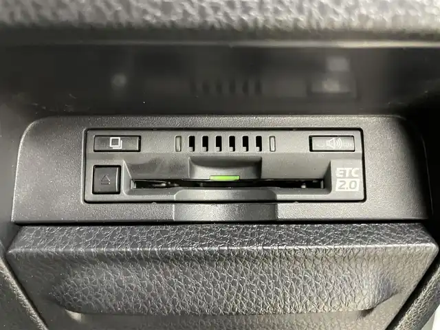 トヨタ エスクァイア ハイブリッド Gi プレミアムパッケージ 千葉県 2018(平30)年 5万km ホワイトパールクリスタルシャイン 禁煙車/両側電動ドア/トヨタセーフティセンス/・レーンディパーチャーアラート/・先行車発進システム/・クルーズコントロール/・クリアランスソナー/純正7インチメモリナビ/・型番：NSZT-W66T/・CD/DVD/Bluetooth/フルセグTV/・バックカメラ/・ビルトインETC/社外フリップダウンモニター/ハーフレザーシート/・DNシートヒーター/革巻きステアリング/・ステアリングスイッチ/・ステアリングヒーター/左右独立エアコン/純正フロアマット/純正15インチAW/電動格納ウインカーミラー/オートライト/・オートマチックハイビーム/・LEDヘッドライト/・LEDフォグランプ