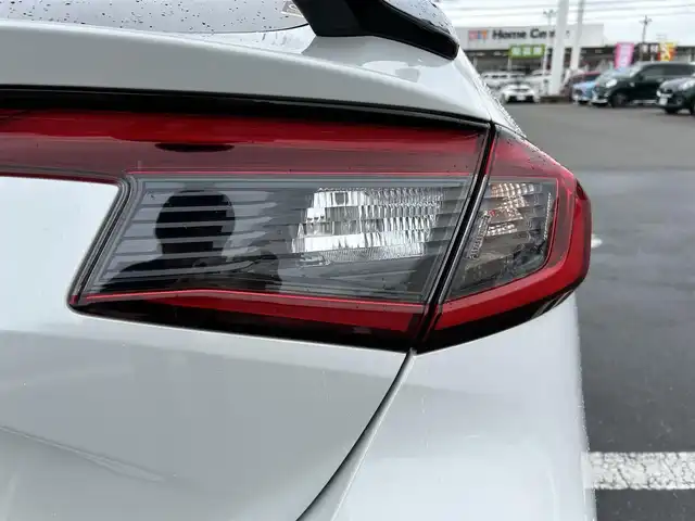ホンダ シビック LX 静岡県 2022(令4)年 4.3万km プラチナホワイトパール HondaSENSING/Google搭載9インチHonda CONNECTナビ/　AM FM Bluetooth USB AppleCarPlay AndroidAuto/フルセグTV/バックモニター/前後方ドライブレコーダー/LEDオートヘッドライト/レーダークルーズコントロール/ハーフレザーシート/シートヒーター(前席)/純正18インチアルミホイール/スマートキー2本/前後方クリアランスソナー/パドルシフト/ワンオーナー/リアウイング/ビルトインETC2.0