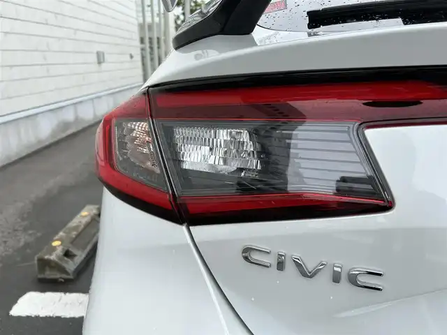 ホンダ シビック LX 静岡県 2022(令4)年 4.3万km プラチナホワイトパール HondaSENSING/Google搭載9インチHonda CONNECTナビ/　AM FM Bluetooth USB AppleCarPlay AndroidAuto/フルセグTV/バックモニター/前後方ドライブレコーダー/LEDオートヘッドライト/レーダークルーズコントロール/ハーフレザーシート/シートヒーター(前席)/純正18インチアルミホイール/スマートキー2本/前後方クリアランスソナー/パドルシフト/ワンオーナー/リアウイング/ビルトインETC2.0