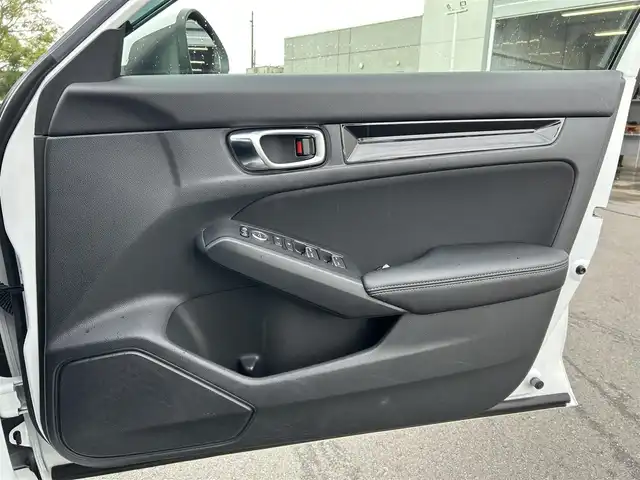 ホンダ シビック LX 静岡県 2022(令4)年 4.3万km プラチナホワイトパール HondaSENSING/Google搭載9インチHonda CONNECTナビ/　AM FM Bluetooth USB AppleCarPlay AndroidAuto/フルセグTV/バックモニター/前後方ドライブレコーダー/LEDオートヘッドライト/レーダークルーズコントロール/ハーフレザーシート/シートヒーター(前席)/純正18インチアルミホイール/スマートキー2本/前後方クリアランスソナー/パドルシフト/ワンオーナー/リアウイング/ビルトインETC2.0