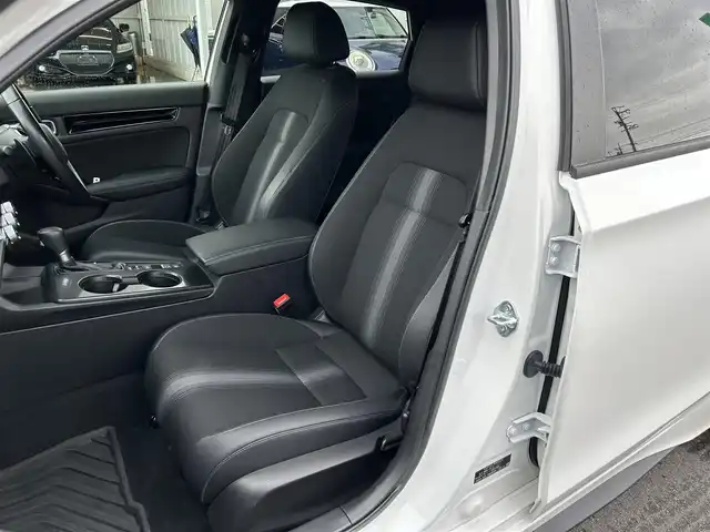 ホンダ シビック LX 静岡県 2022(令4)年 4.3万km プラチナホワイトパール HondaSENSING/Google搭載9インチHonda CONNECTナビ/　AM FM Bluetooth USB AppleCarPlay AndroidAuto/フルセグTV/バックモニター/前後方ドライブレコーダー/LEDオートヘッドライト/レーダークルーズコントロール/ハーフレザーシート/シートヒーター(前席)/純正18インチアルミホイール/スマートキー2本/前後方クリアランスソナー/パドルシフト/ワンオーナー/リアウイング/ビルトインETC2.0